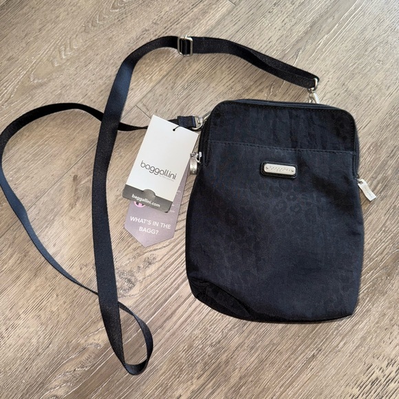 Baggallini Handbags - NWT Baggallini Bryant Crose Sleek Black Shoulder Bag